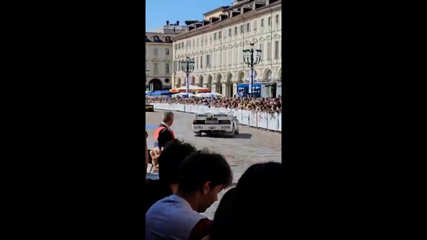 Lancia da rally sulla folla  in piazza San Carlo:  a giudizio la 47enne albese  alla guida [VIDEO]