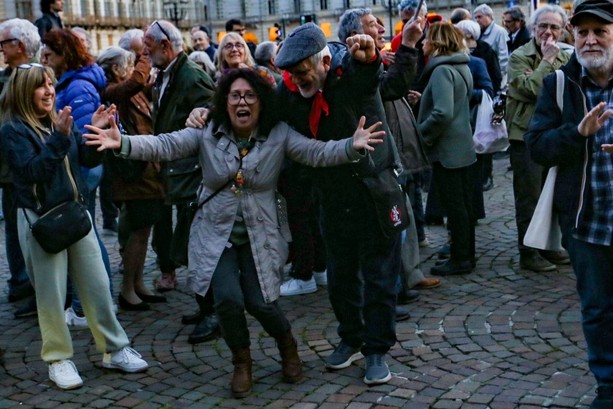 Titolo   Torino, locomotiva del "No: l'"intima gioia" di Piazza Castello
