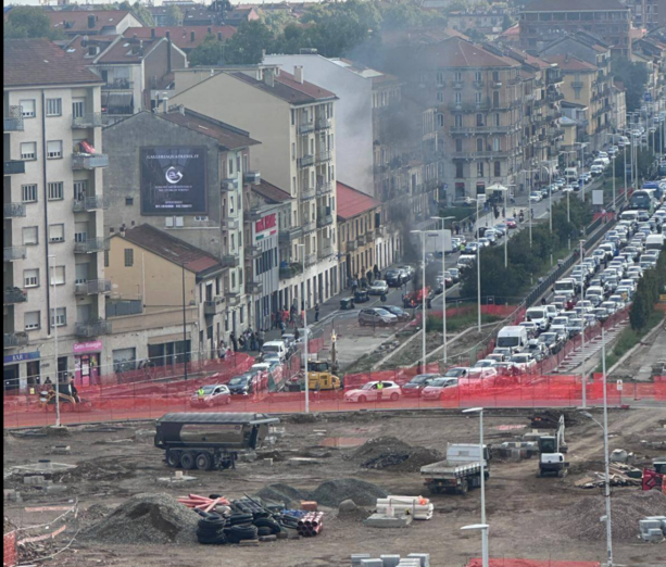 Incendio a pochi passi dal caos di Piazza Baldissera: “I pompieri arriveranno in elicottero?&quot;