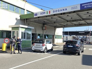 Al valico di Gaggiolo intercettati dalla Guardia di Finanza di Varese una borsa e un foulard da 23 mila euro non dichiarati Al valico di Gaggiolo intercettati dalla Guardia di Finanza di Varese una borsa e un foulard da 23 mila euro non dichiarati