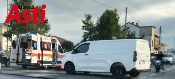 Viabilità paralizzata in corso Casale per un incidente tra moto e furgone Viabilità paralizzata in corso Casale per un incidente tra moto e furgone
