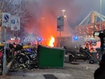 Marassi, disordini fuori dallo stadio prima di Genoa - Inter: camion in fiamme e mezzi danneggiati (IN AGGIORNAMENTO) Marassi, disordini fuori dallo stadio prima di Genoa - Inter: camion in fiamme e mezzi danneggiati (IN AGGIORNAMENTO)