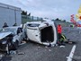 FOTO. Pauroso incidente sull'autostrada A9: incastrati nelle lamiere una donna incinta e il figlio di un anno