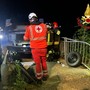 Auto si ribalta sul ponte sull'Olona: ragazzo di 23 anni finisce all'ospedale