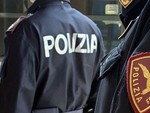 Voleva lasciarsi travolgere da un treno: salvato dagli agenti della Polizia Ferroviaria Voleva lasciarsi travolgere da un treno: salvato dagli agenti della Polizia Ferroviaria