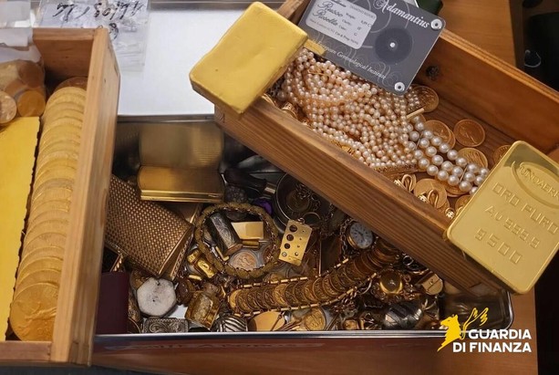 Maxi operazione della Guardia di Finanza di Genova: confisca da 2,5 milioni a titolare di un 'Compro Oro' Maxi operazione della Guardia di Finanza di Genova: confisca da 2,5 milioni a titolare di un 'Compro Oro'