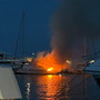 Yacht in fiamme a Portosole, alta colonna di fumo visibile da chilometri: scattano i soccorsi (foto) Yacht in fiamme a Portosole, alta colonna di fumo visibile da chilometri: scattano i soccorsi (foto)
