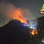VIDEO e FOTO. Incendio nei boschi sopra Laveno, abitazioni minacciate e sfollate. In fumo già dieci ettari, arriva il Canadair VIDEO e FOTO. Incendio nei boschi sopra Laveno, abitazioni minacciate e sfollate. In fumo già dieci ettari, arriva il Canadair