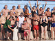 Il commosso abbraccio del nuoto astigiano a Gianni Caraffa, l'ultimo dei pionieri festeggia a bordo vasca [FOTO E VIDEO]