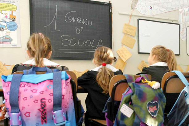 Scuola, tra pochi minuti la prima campanella anche a Torino. Ma "mancano" oltre 4100 studenti rispetto allo scorso anno Scuola, tra pochi minuti la prima campanella anche a Torino. Ma "mancano" oltre 4100 studenti rispetto allo scorso anno