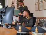 Timbrava il cartellino e poi andava a lavorare in Svizzera: dipendente comunale infedele scoperto dalla Guardia di Finanza