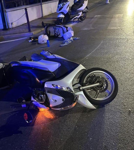 Moto investe una donna sfiorando un passeggino sull'Aurelia ad Albissola: due feriti trasportati al San Paolo (FOTO)