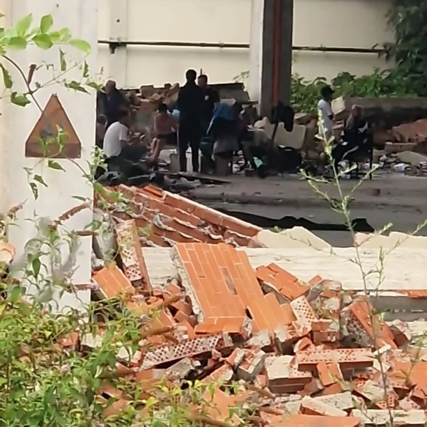 Ex Gondrand, i disperati bivaccano tra i ruderi della fabbrica: &quot;Quando finirà l'incubo?&quot;