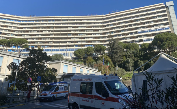 Tragedia a Voltri, operaio di 57 anni muore travolto da un pannello metallico