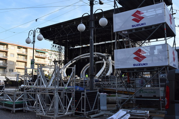 Festival di Sanremo 2024: città già presa d'assalto oggi, tra le novità il 'dono' del green carpet al Comune (Foto) Festival di Sanremo 2024: città già presa d'assalto oggi, tra le novità il 'dono' del green carpet al Comune (Foto)
