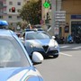 Porta via il figlio 12enne ma lui riesce a dire ai nonni di essere a Savona: la Polizia la rintraccia e l'arresta