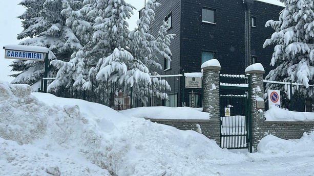 Dalla richiesta di droga all'estorsione, un diciottenne finisce agli arresti domiciliari Dalla richiesta di droga all'estorsione, un diciottenne finisce agli arresti domiciliari