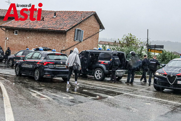 Asti, fugge all'alt dei carabinieri e si dilegua nelle campagne: è ancora caccia all'uomo che potrebbe essere armato [VIDEO]