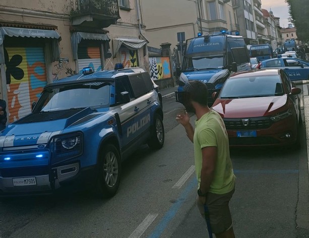 FOTO - Blitz delle Forze dell'Ordine in via Como a Varese. Strada chiusa e agenti al lavoro