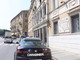 Calci e pugni al padrone di casa che lo ammoniva perché lo aveva sorpreso a orinare accanto al suo portone