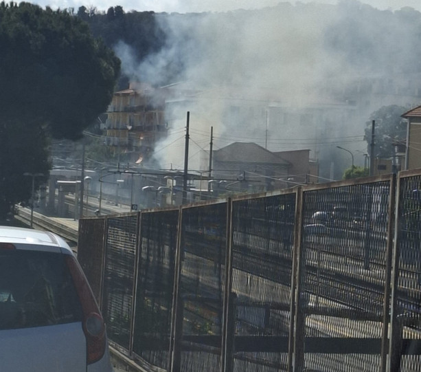Incendio nell’ex hotel Le Vele a Varazze: intervento dei Vigili del Fuoco