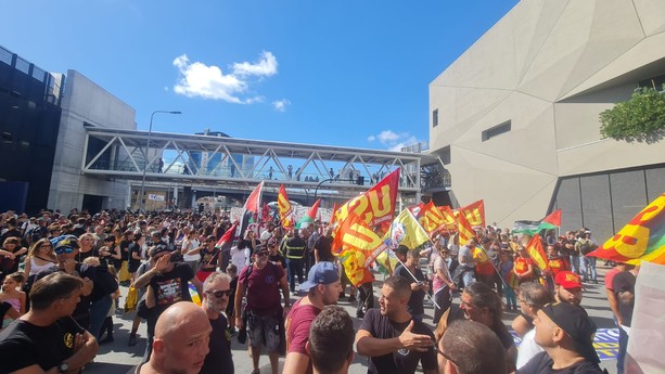 Blocco stradale alla protesta pro Gaza, scattano 80 denunce Blocco stradale alla protesta pro Gaza, scattano 80 denunce