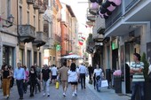 Ad Alba controlli rafforzati su alcol ai minorenni e locali: “La sicurezza si costruisce insieme”