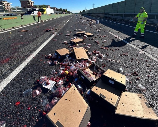 Camion perde il suo carico di frutta, tra Rivoli e Collegno: code lunghissime in tangenziale