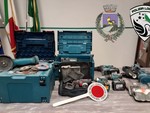 Guidava l'auto con la patente scaduta da 25 anni, italiano multato dalla polizia locale di Vergiate e mezzo sequestrato