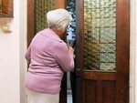 Anziana truffata online, la Polizia incastra il responsabile e recupera oltre 14mila euro sottratti alla donna Anziana truffata online, la Polizia incastra il responsabile e recupera oltre 14mila euro sottratti alla donna