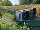 Incidente sull'A5, camioncino si ribalta e finisce nei campi: conducente grave al Cto