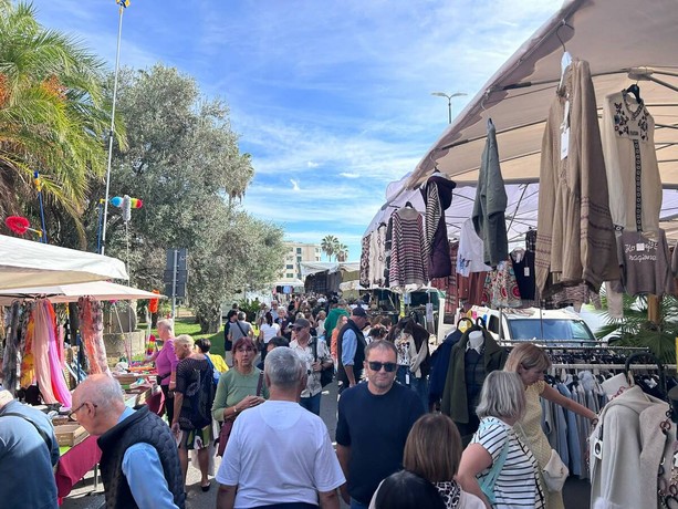 Sanremo, il lungomare si riempie di turisti per la Fiera di San Romolo: bancarelle e visitatori nel cuore della città (Foto) Sanremo, il lungomare si riempie di turisti per la Fiera di San Romolo: bancarelle e visitatori nel cuore della città (Foto)