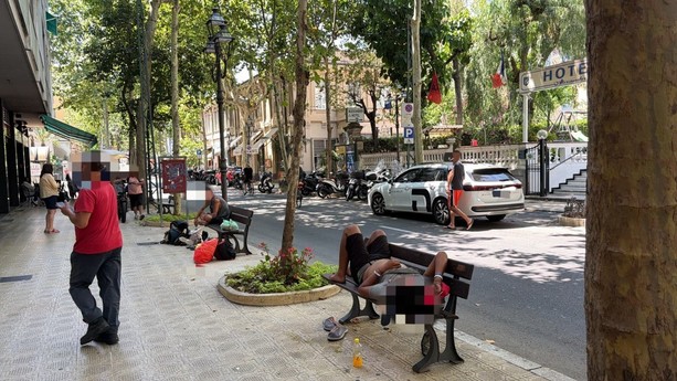 Sanremo, tensioni e degrado in corso Garibaldi per alcuni senza fissa dimora: interviene la Polizia, Amaie pulisce e disinfetta (Foto) Sanremo, tensioni e degrado in corso Garibaldi per alcuni senza fissa dimora: interviene la Polizia, Amaie pulisce e disinfetta (Foto)