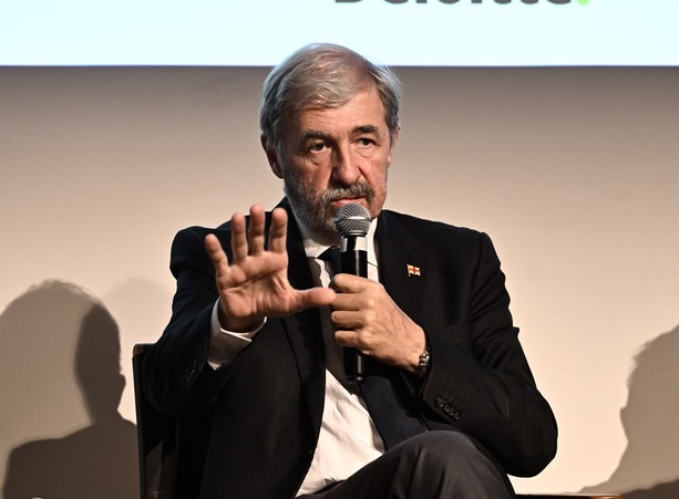 Cala il gradimento del presidente Bucci dal giorno dell’elezione: lo studio di Noto Sondaggi lo mette al quattordicesimo posto nazionale