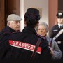 Il finto carabiniere arriva in taxi. Ad aspettarlo c’è il maresciallo del paese