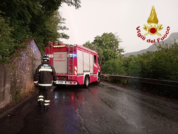 Il maltempo presenta il conto: trenta interventi dei vigili del fuoco per i danni del temporale nel Varesotto