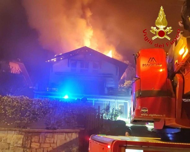 FOTO. Notte di fuoco a Ranco: abitazione in fiamme, due intossicati