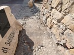 Via Tapoletti e piazza San Costanzo, la chiusura alle auto c'è ma i problemi restano: new jersey spostato e ciottoli ovunque (Foto)